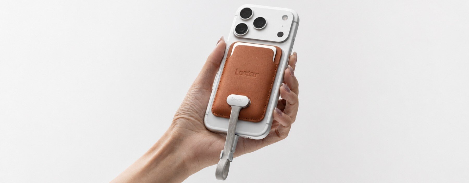Lexar Muse to dysk SSD cieńszy od karty. Niestety zabrakło gniazda USB-C Ten dysk SSD jest tak cienki, że pozbył się USB-C. Lexar Muse ma jednak drugą twarz