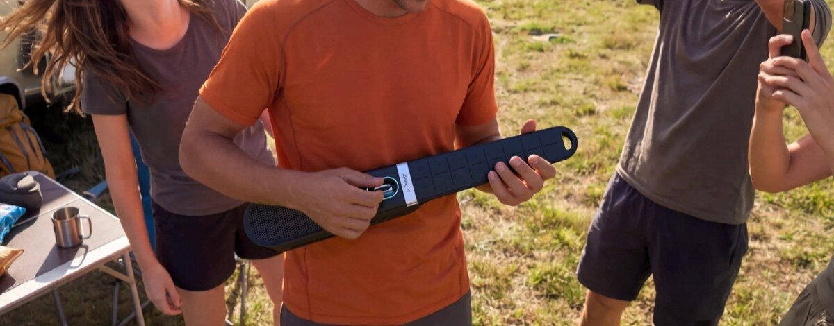 Głośnik, gitara i centrum muzycznej zabawy. Enya Cyber-G Pocket to nietypowy gadżet dla każdego Myślałem, że to zwykły głośnik Bluetooth. Potem rozłożył się i zaczął grać jak instrument