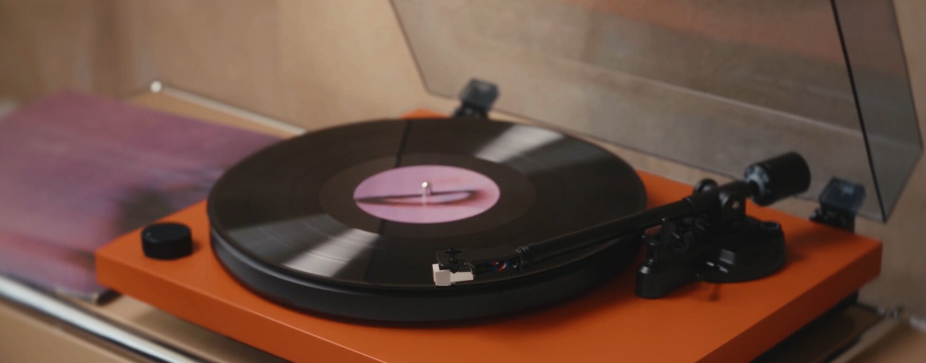 Gramofon Spira to dobry punkt wejścia do świata winyli. Docenią go początkujący i zaawansowani użytkownicy Gramofon Spira