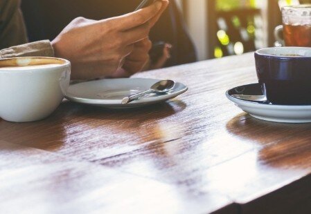 Czy kawa odwadnia podczas upałów? Naukowcy rozprawili się z popularnym mitem