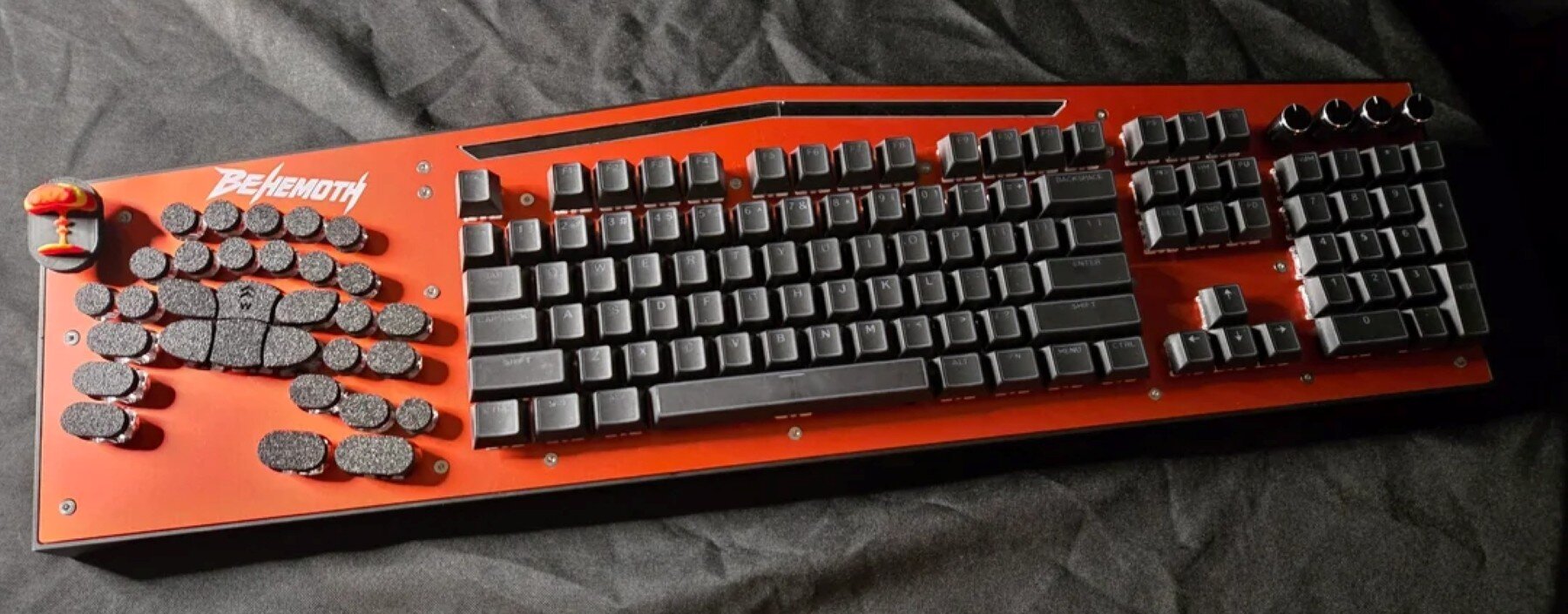 Ta klawiatura mechaniczna ma 136 klawiszy i waży ponad 4 kg. Behemoth V2 135% nie zna umiaru Ta klawiatura jest absurdalnie wielka. Ma nawet własny gamepad