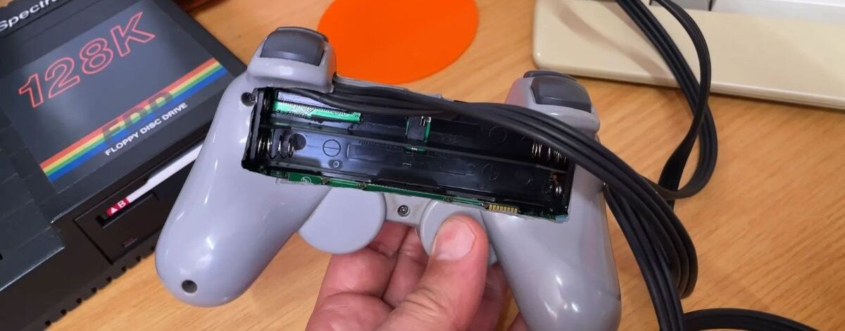 PS1 w kontrolerze? Sony stworzyło konsolę PUGA, która nigdy nie trafiła do sprzedaży To urządzenie mogło zmienić historię PlayStation. Sony było o krok od rewolucji
