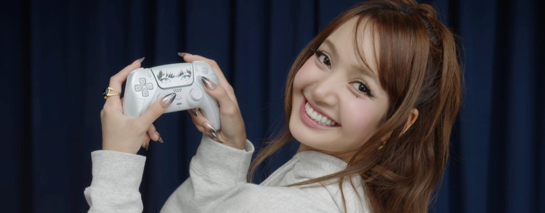 Lisa z BLACKPINK dostała własny kontroler DualSense. Sony przygotowało wyjątkową wersję pada do PS5 Ten DualSense może szybko zniknąć ze sklepów. Lisa z BLACKPINK dostała własną wersję pada od PlayStation