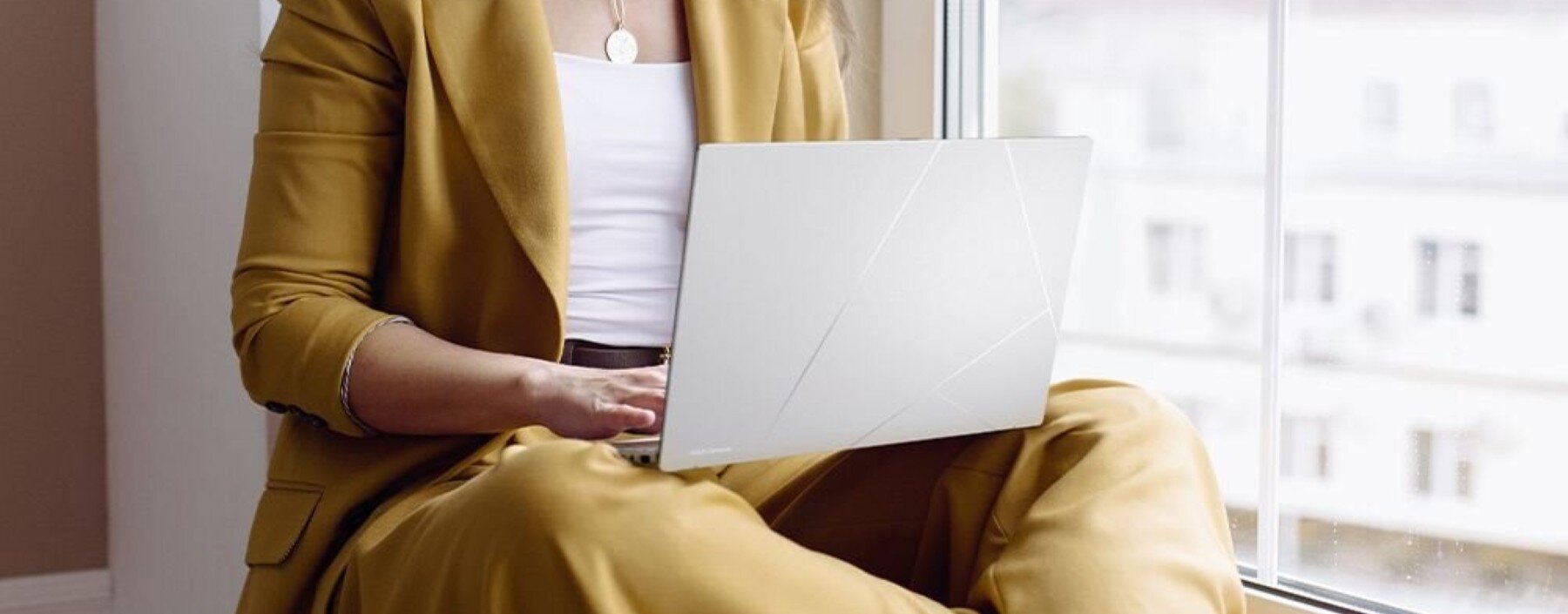ASUS Zenbook 14 w kilku odsłonach. Lekki ultrabook, który może zastąpić komputer stacjonarny Ten laptop może zmienić twoje podejście do pracy. ASUS Zenbook 14 ma kilka mocnych argumentów