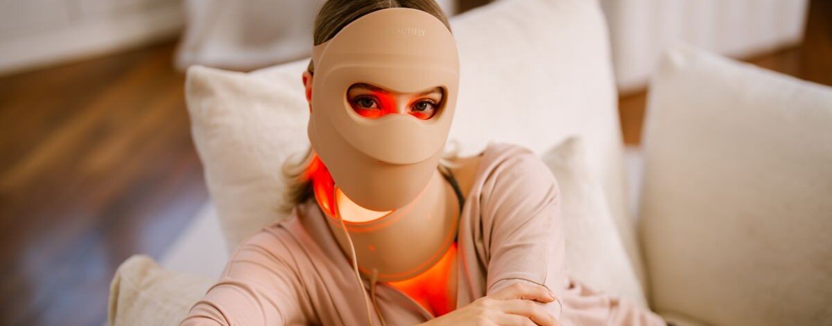 BEAUTIFLY Aura NovaSkin Pro – ta maska LED dba nie tylko o twarz. Domowa terapia światłem obejmuje także szyję i dekolt Maska LED BEAUTIFLY Aura NovaSkin Pro wykorzystuje 502 punkty światła. Ma także panel na szyję