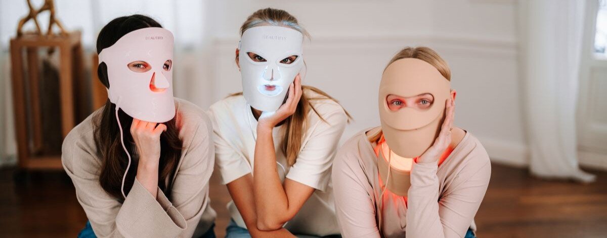 Maski LED do twarzy Beautifly – porównanie AuraSkin Pro, Aura Glam i Aura NovaSkin Pro. Który model wybrać? Fototerapia LED w domu. Którą maskę Beautifly wybrać do codziennej pielęgnacji?