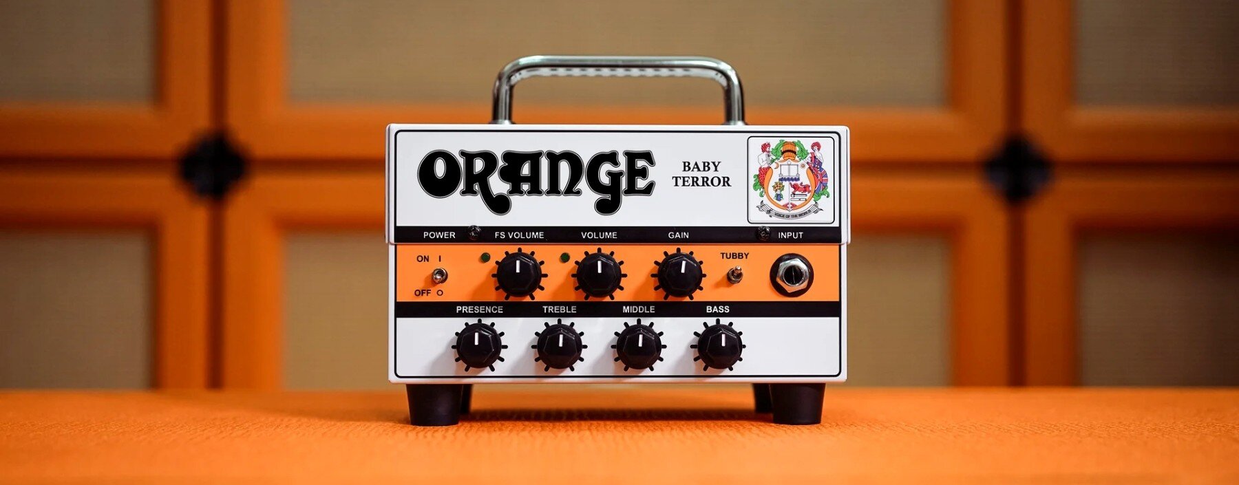 Orange Baby Terror to mały wzmacniacz gitarowy z dużymi ambicjami. 20 W w obudowie ważącej 1,5 kg Wygląda jak zabawka, waży 1,5 kg i ma 20 W. Orange Baby Terror może zaskoczyć gitarzystów