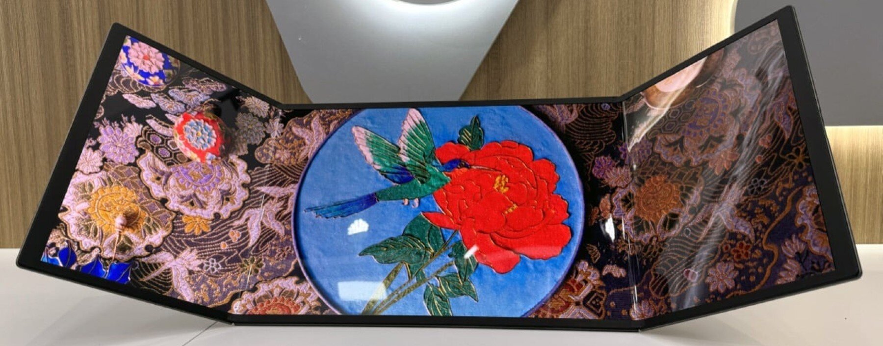 Monitor OLED TCL ma 28 cali i składa się jak książka. Ta technologia może sporo zmienić Ten monitor TCL składa się na trzy części. Po rozłożeniu trudno uwierzyć, że można go schować do torby