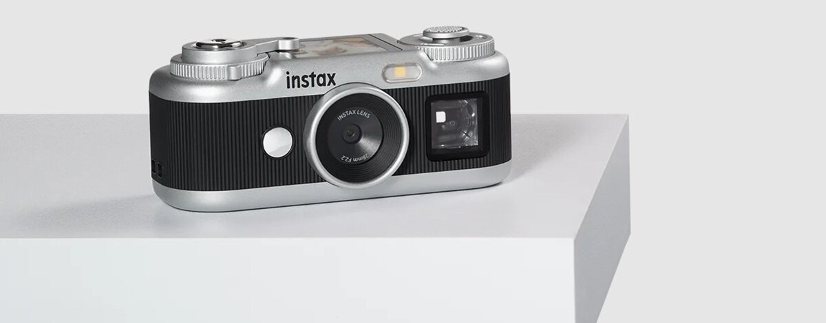 Nowy aparat Instax wyróżnia się w tej linii. Producent uwzględnił uwagi użytkowników Aparat Instax