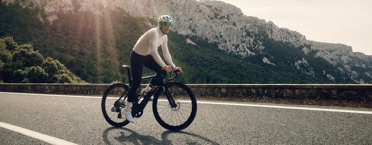 Kolekcjonerska opona rowerowa Continentala z figurką Tadeja Pogacara. W tle ważna kampania Opona rowerowa Continental