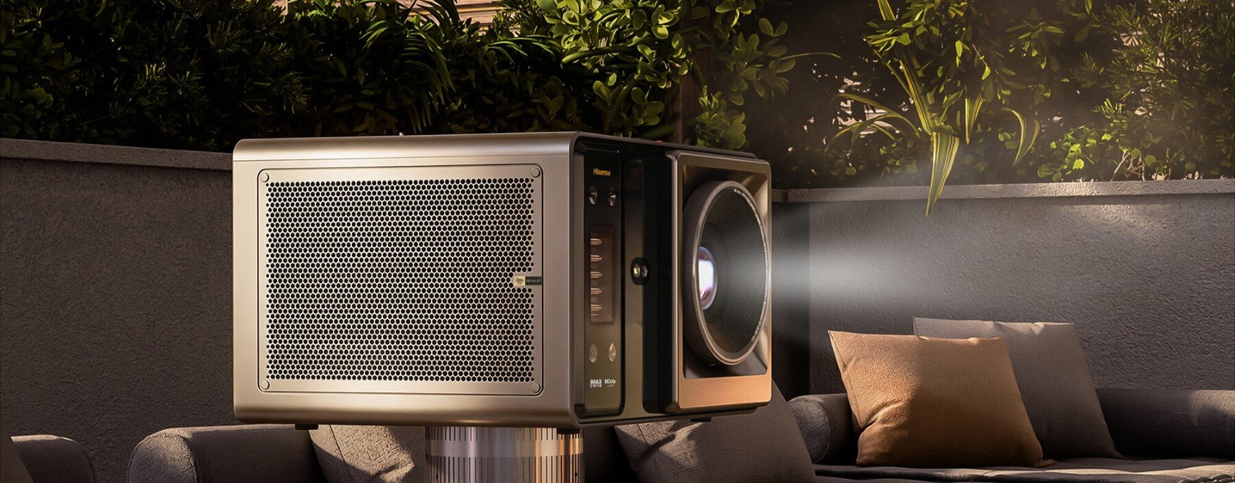 Ten projektor 4K zamienia salon w prawdziwe kino. Hisense XR10 robi wrażenie Ten projektor potrafi wyświetlić 300 cali. Hisense naprawdę chce wyrzucić telewizor z salonu