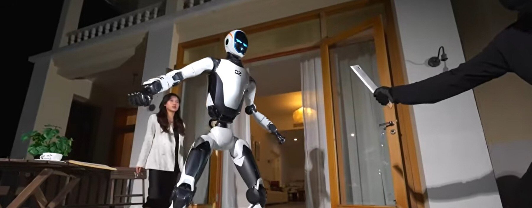 Robot humanoidalny Unitree H2-X ma chronić ludzi. Znajomość kung-fu to dopiero początek jego umiejętności Robot ochroniarz potrafi skakać z 4 metrów i podnosić samochody. Unitree pokazało H2-X – maszynę, która zna kung-fu
