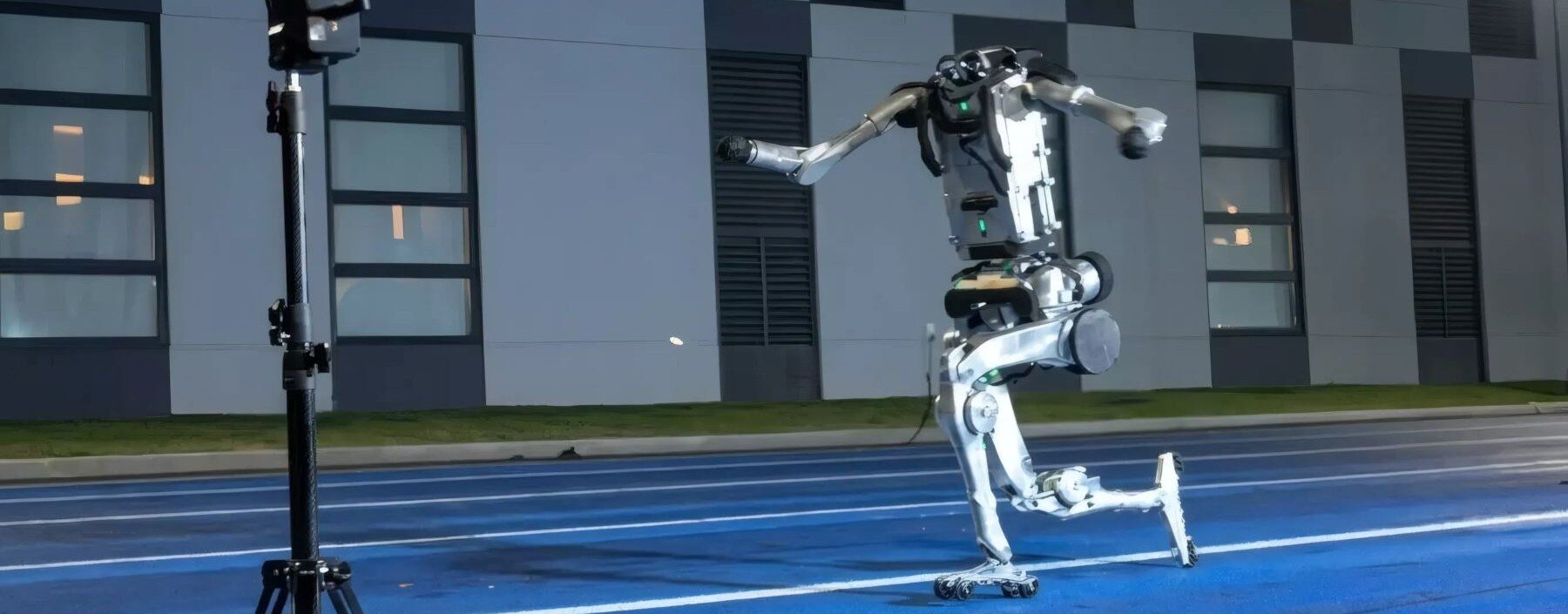 Ponad 45 km/h na dwóch nogach. Robot Superman może być szybszy od Usaina Bolta