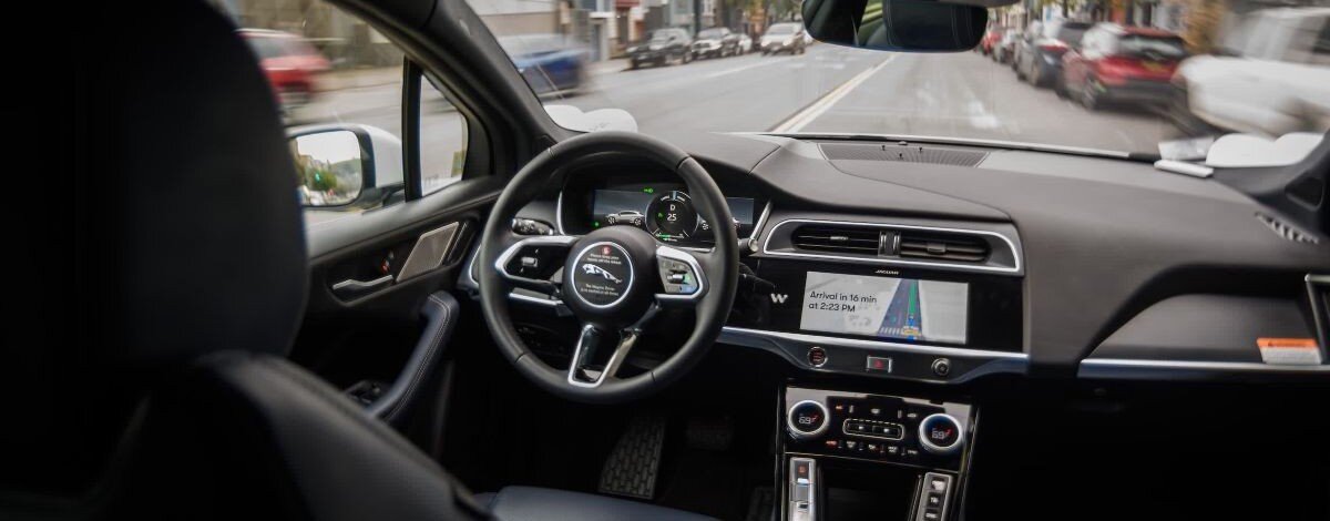Waymo ma mocny argument za autonomiczną jazdą. Robotaksówki wypadają znacznie lepiej od ludzkich kierowców Robot prowadzi lepiej niż człowiek? Liczby przedstawione przez Waymo robią ogromne wrażenie