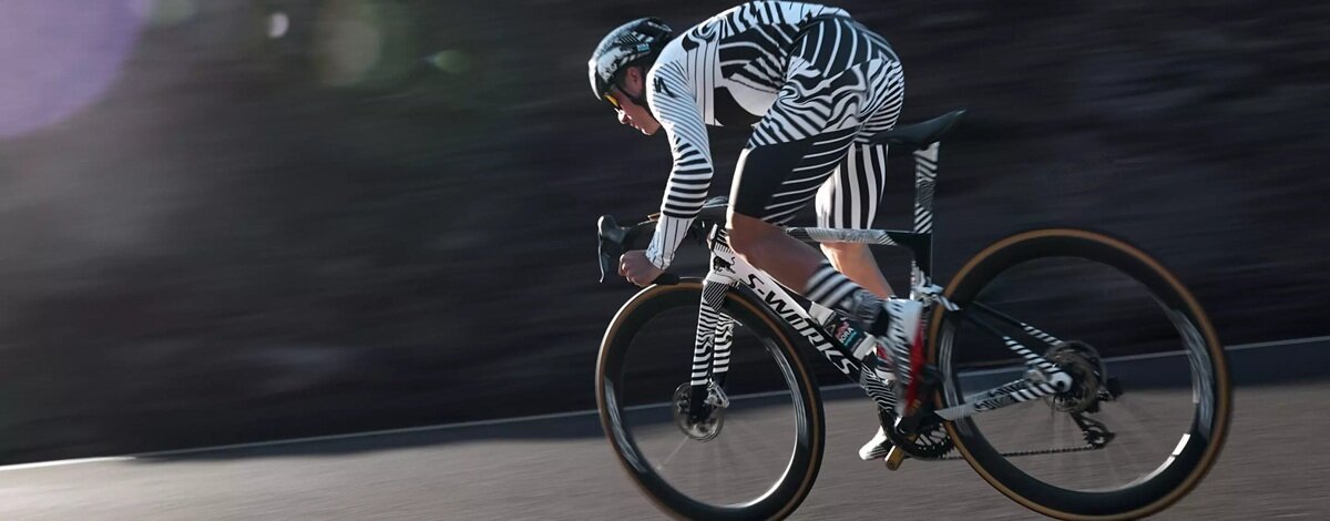 Ten rower szosowy Specialized powstał specjalnie na Tour de France 2026. Evenepoel wyróżnia się w peletonie Rower szosowy Specialized