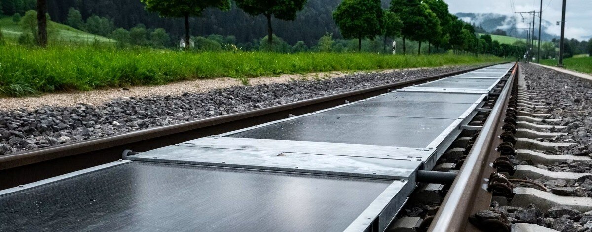 Panele słoneczne trafiły między tory. Szwajcarzy pokazali, że kolej może produkować własny prąd 11 tysięcy pociągów przejechało po panelach. Wyniki eksperymentu zaskoczyły nawet sceptyków