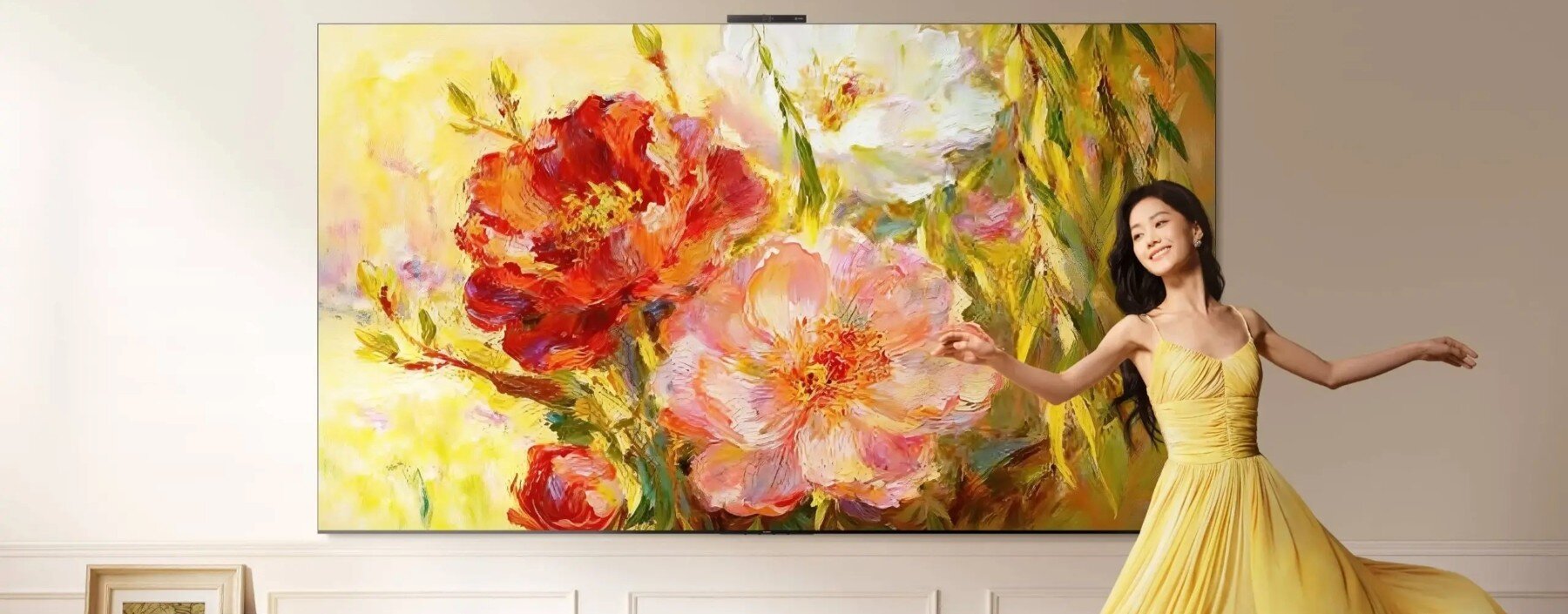 98-calowy telewizor Huawei niemal przylega do ściany. Na pokładzie ekran MiniLED i 288 Hz 98 cali, 288 Hz i tylko 4,9 cm grubości. Huawei ma telewizor, który przyciąga wzrok