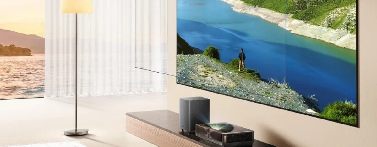 Hisense Xplorer X1 Pro pokazuje, jak może wyglądać domowe kino przyszłości 120-calowy ekran w zwykłym salonie jeszcze kilka lat temu wydawał się ekstrawagancją dostępną wyłącznie dla najbogatszych. Hisense chce to zmienić i pokazuje urządzenie, które łączy możliwości projektora, telewizora premium i kina domowego.