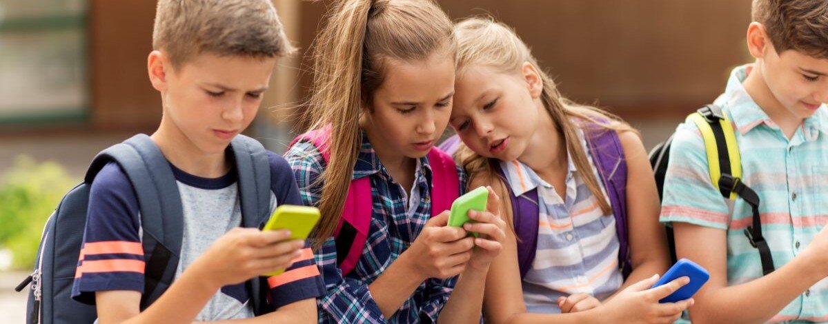 To może zmienić każdą lekcję. Smartfony znikną ze szkół?