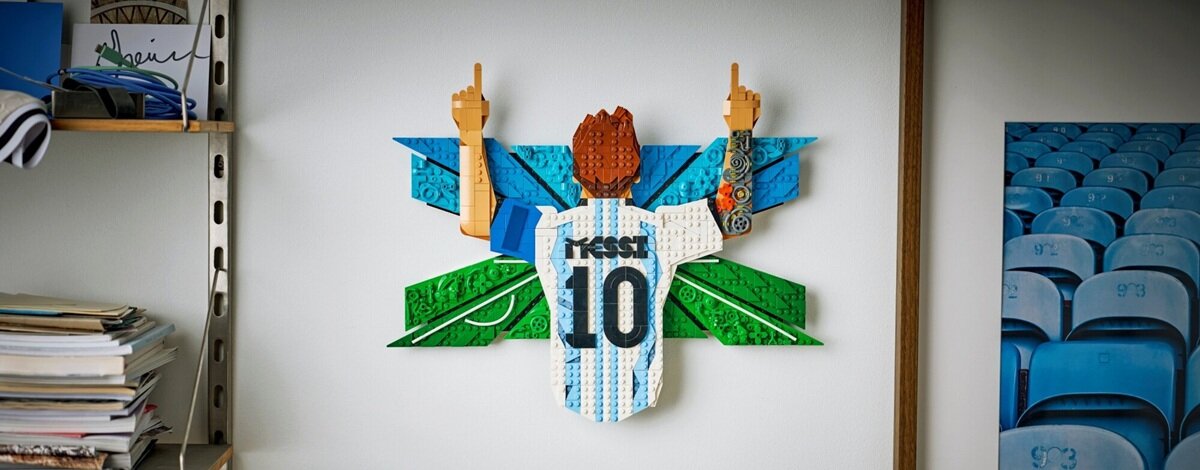 Zestaw LEGO Messi to idealna opcja dla kibiców. Nie brakuje w nim odniesień i niespodzianek LEGO Messi