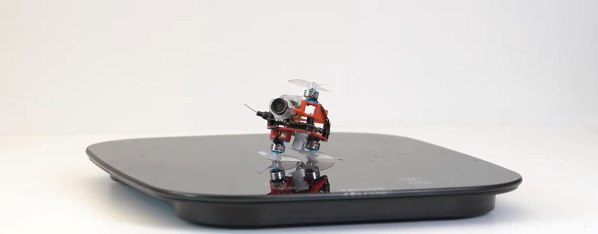 Ten miniaturowy dron FPV zmieści się w puszcze po chipsach. To triumf amatorskiej inżynierii dron fpv
