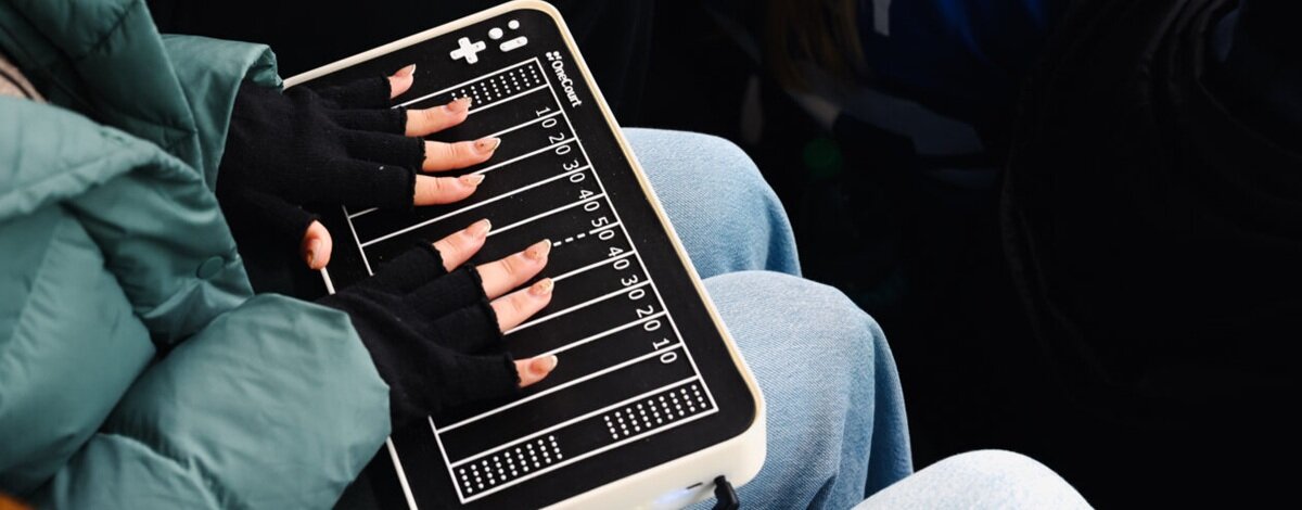 Nowy sposób przeżywania sportu. Urządzenie dla niewidomych przypominające tablet pozwoli im śledzić Super Bowl Tablet