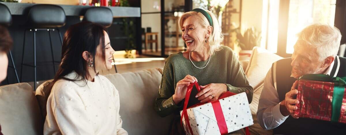 Prezenty dla teściów: co kupić, aby wywołać uśmiech i uniknąć wpadki?