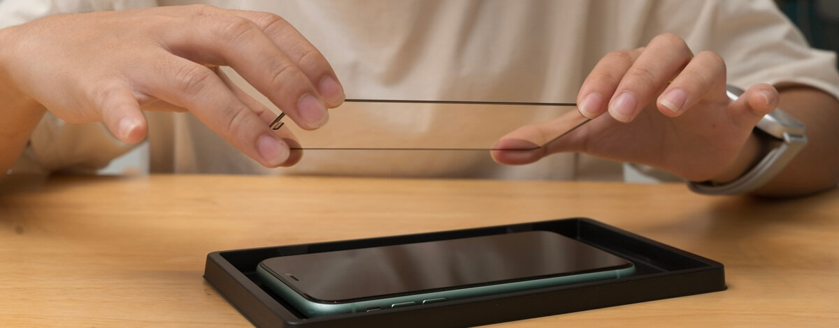 Co wybrać: szkło hartowane czy hybrydowe?