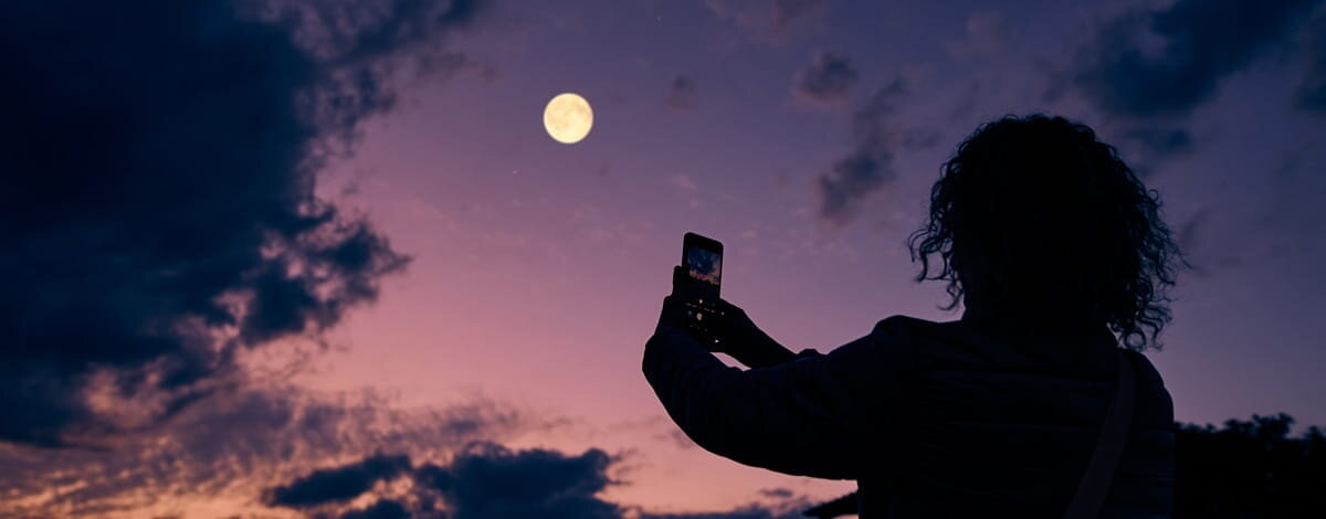 jak zrobić zdjęcie księżyca telefonem smartfon ekran amoled