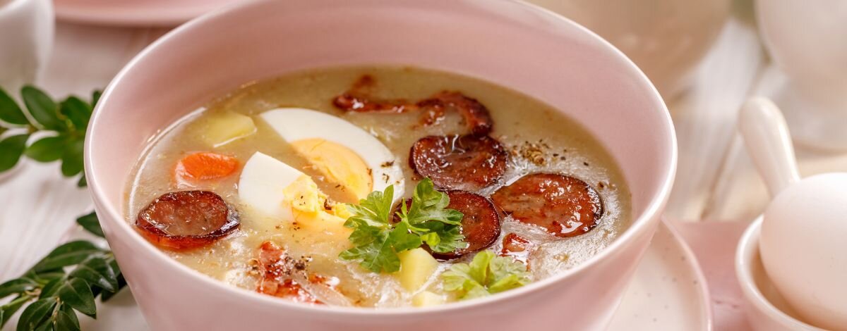 żurek z pieczoną kiełbasą z airfryer