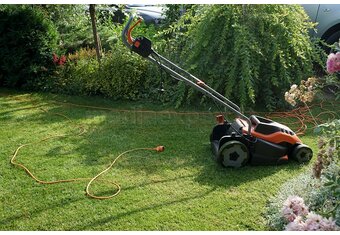 Kosiarka spalinowa czy elektryczna?